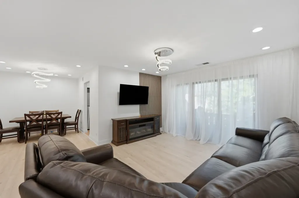 1251 Williamsburg Drive Schaumburg IL 60193