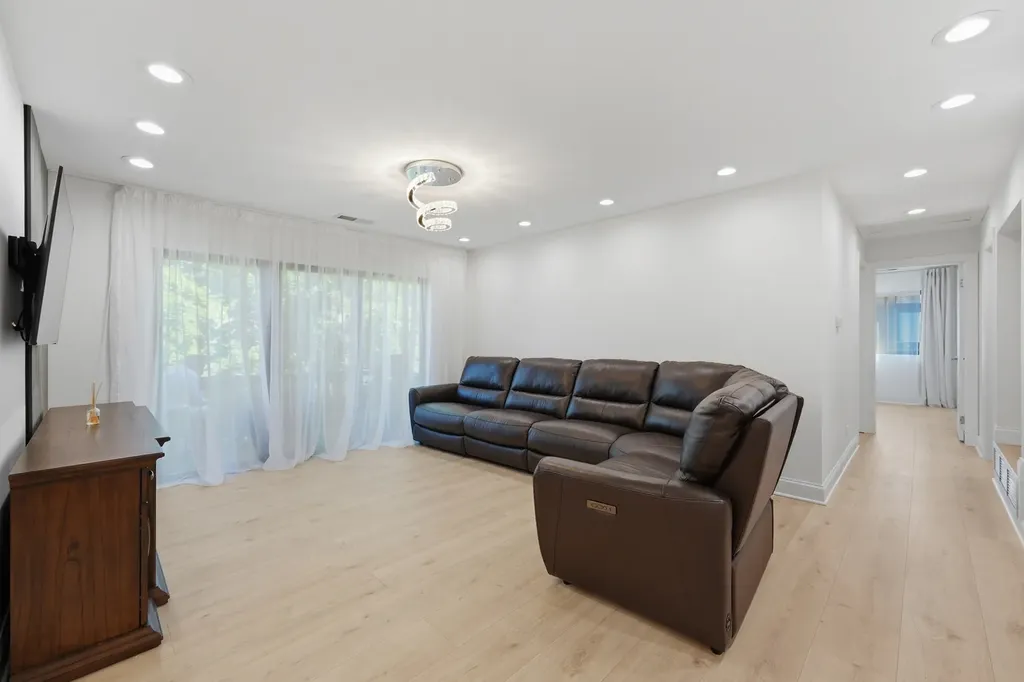 1251 Williamsburg Drive Schaumburg IL 60193