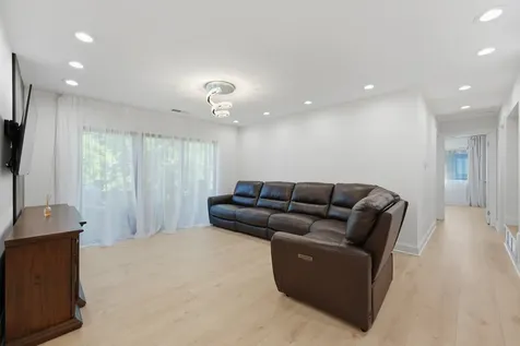 1251 Williamsburg Drive Schaumburg IL 60193