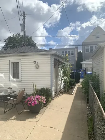 3013 North Hamlin Avenue Chicago IL 60618