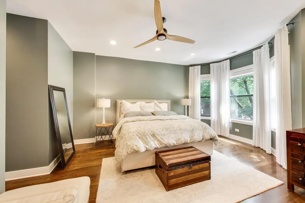 2136 West Waveland Avenue Chicago IL 60618