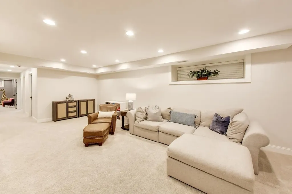 2136 West Waveland Avenue Chicago IL 60618