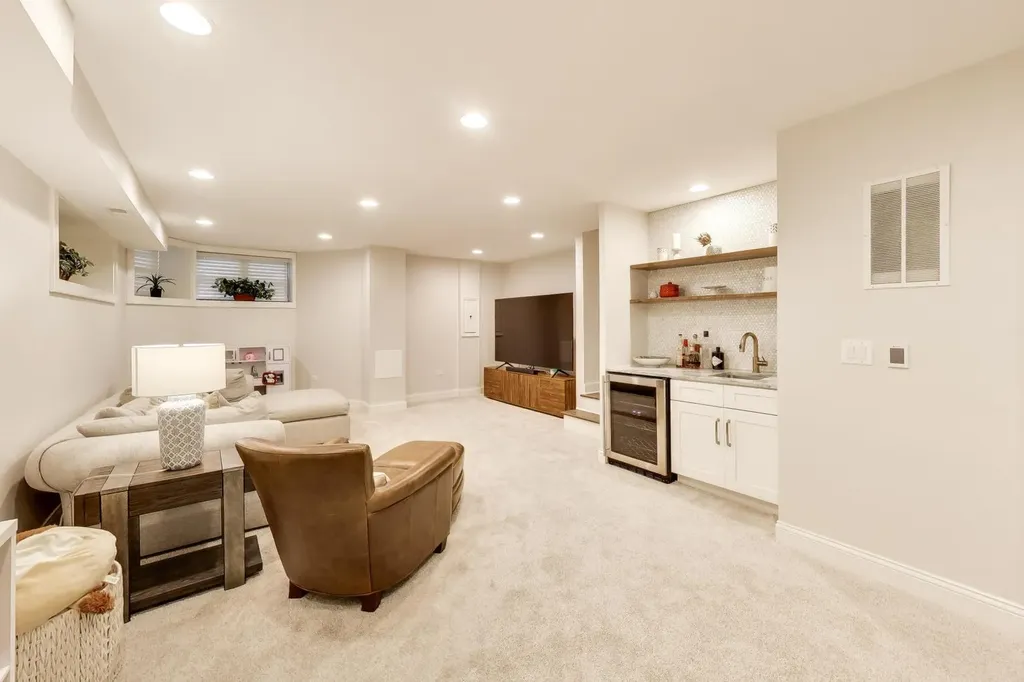 2136 West Waveland Avenue Chicago IL 60618