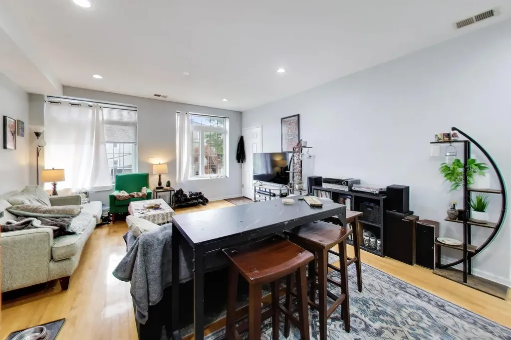2779 West Henry Court Chicago IL 60647