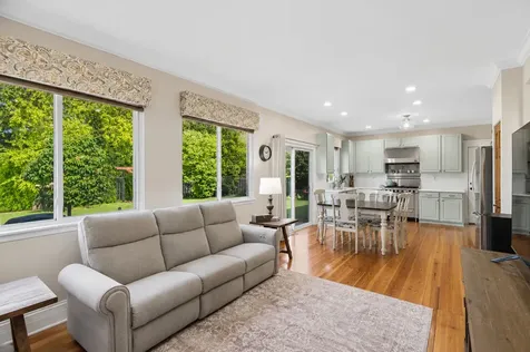 606 South Beacon Lane Round Lake IL 60073