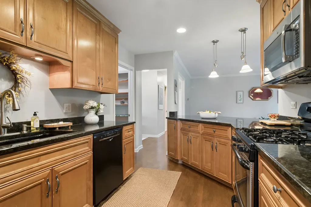 2S155 Mayfield Lane Glen Ellyn IL 60137