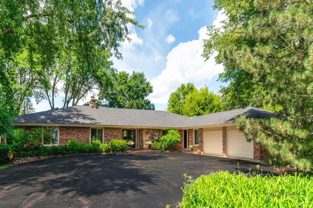 2432 Federal Court Long Grove IL 60047