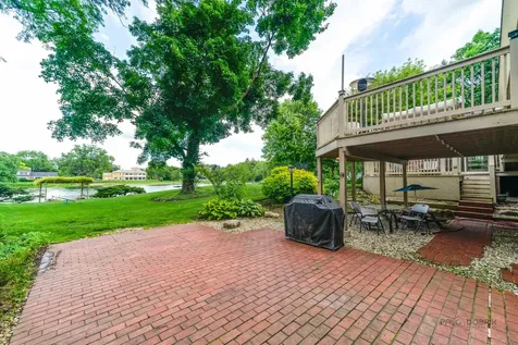 2432 Federal Court Long Grove IL 60047