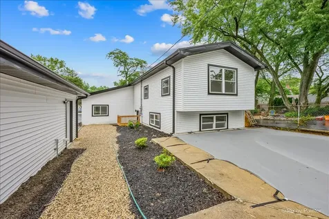 18172 West Twin Lakes Boulevard Grayslake IL 60030