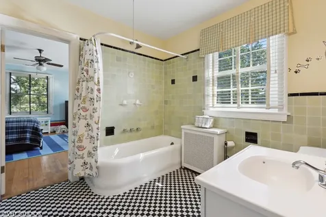 142 Akenside Road Riverside IL 60546