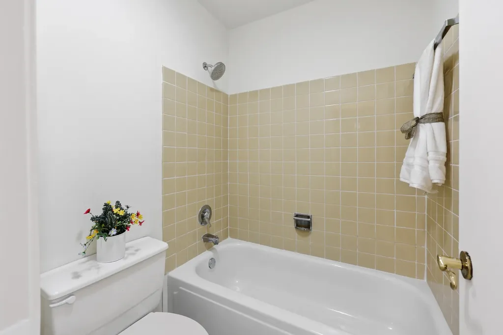 1806 Hemlock Place Schaumburg IL 60173