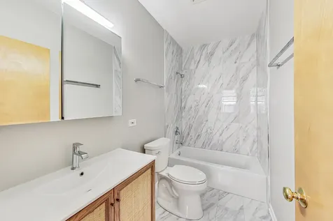 3761 South Lake Park Avenue Chicago IL 60653