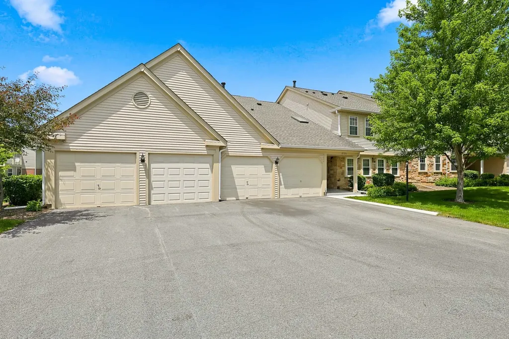 2326 Knollwood Court Schaumburg IL 60194