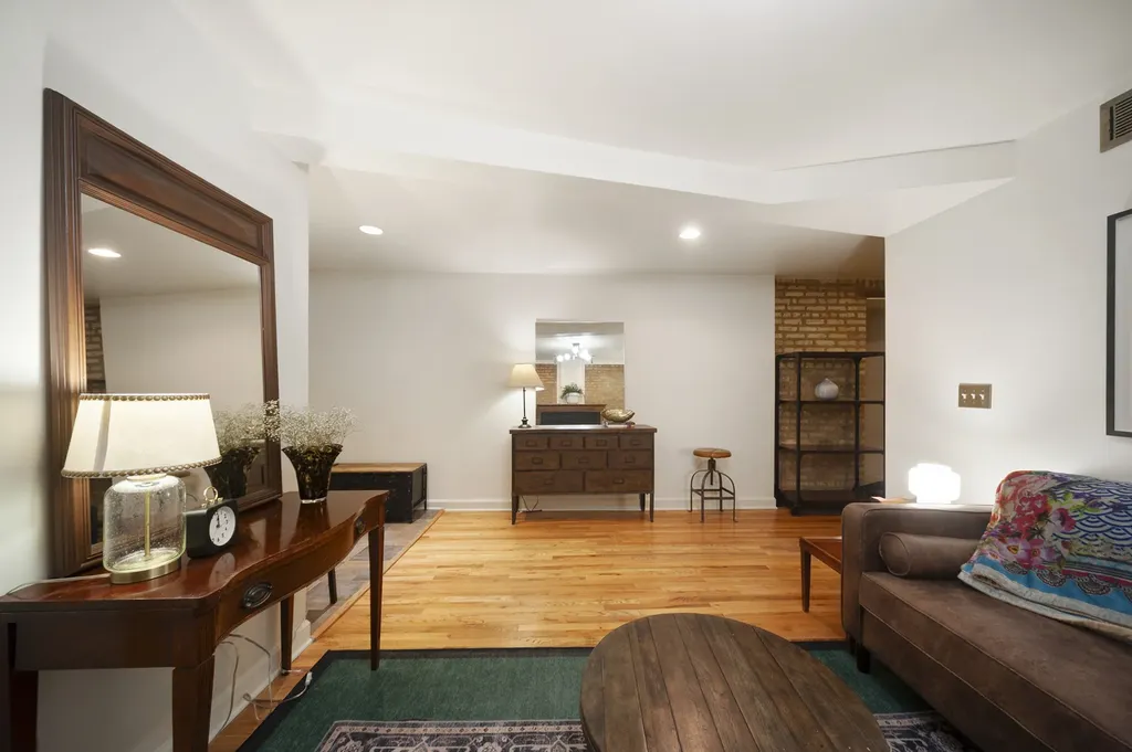 6164 North Winthrop Avenue Chicago IL 60660