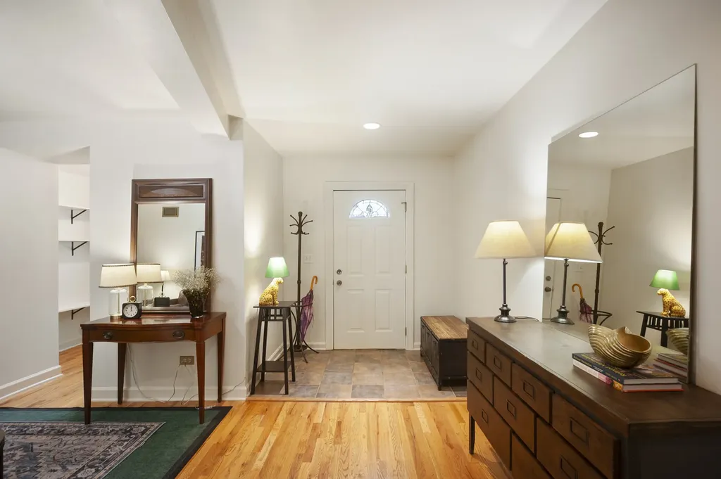 6164 North Winthrop Avenue Chicago IL 60660
