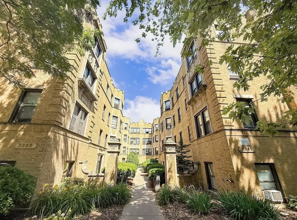 7349 North Damen Avenue Chicago IL 60645