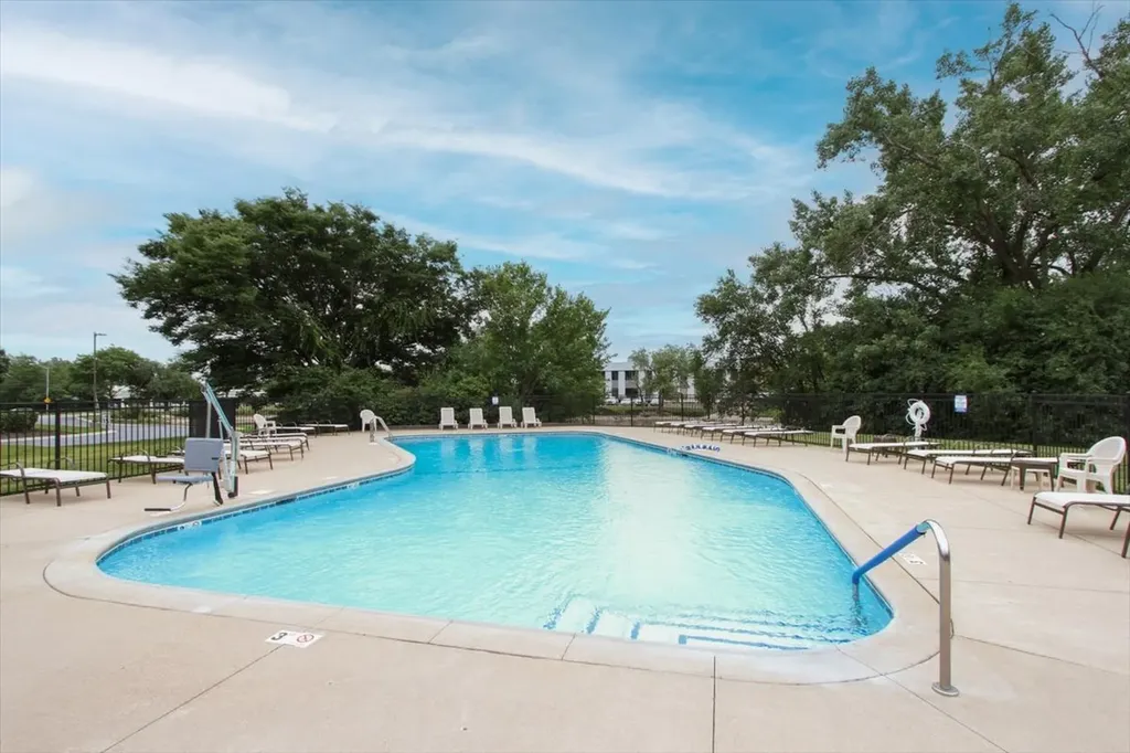 2000 Saint Regis Drive Lombard IL 60148