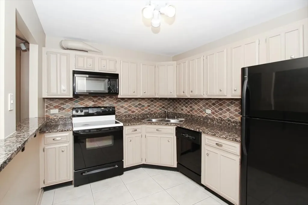 2000 Saint Regis Drive Lombard IL 60148