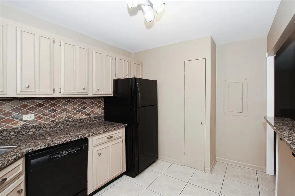 2000 Saint Regis Drive Lombard IL 60148