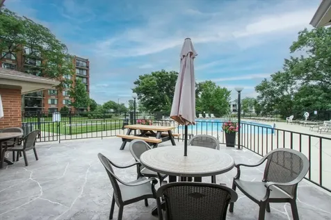 2000 Saint Regis Drive Lombard IL 60148