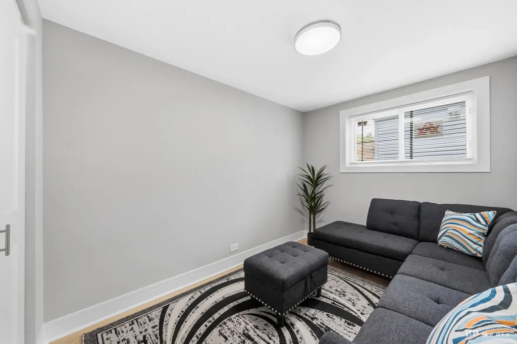 8541 South Givins Court Chicago IL 60620
