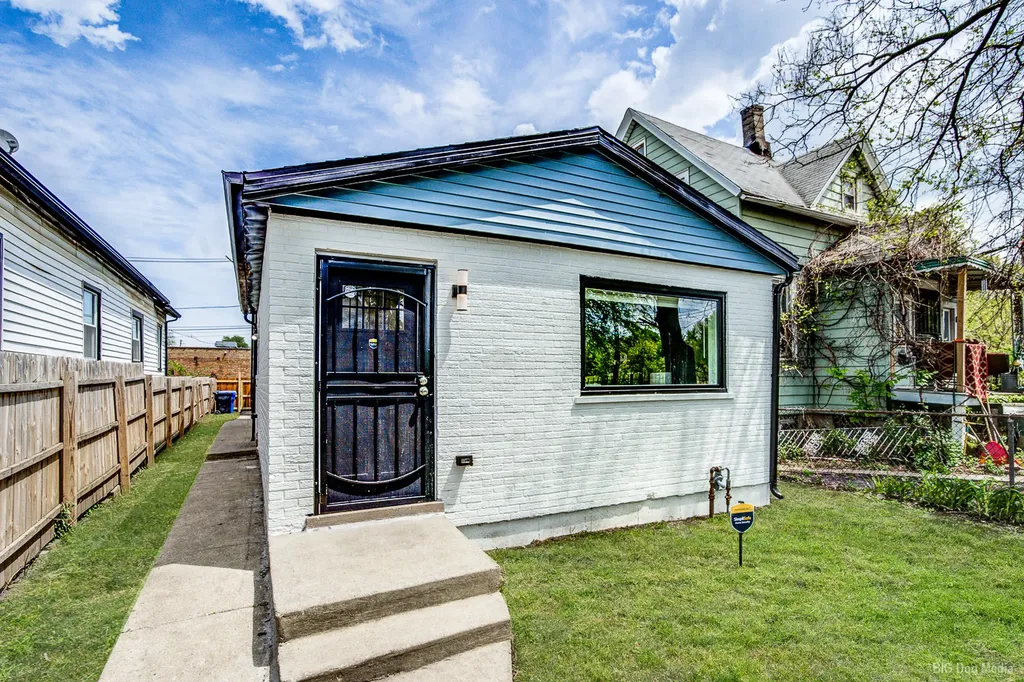8541 South Givins Court Chicago IL 60620