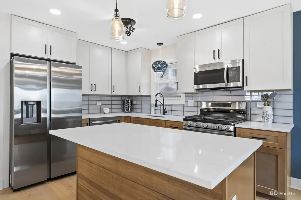8541 South Givins Court Chicago IL 60620