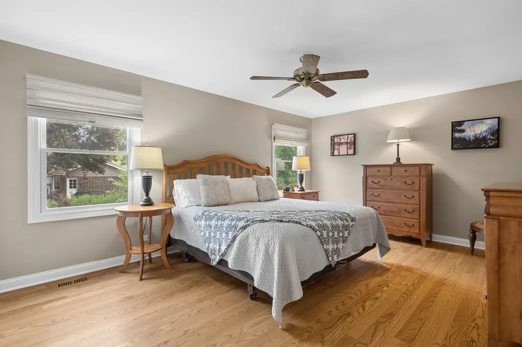 449 Farnham Lane Wheaton IL 60189