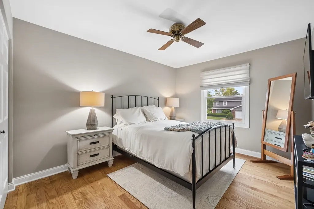 449 Farnham Lane Wheaton IL 60189