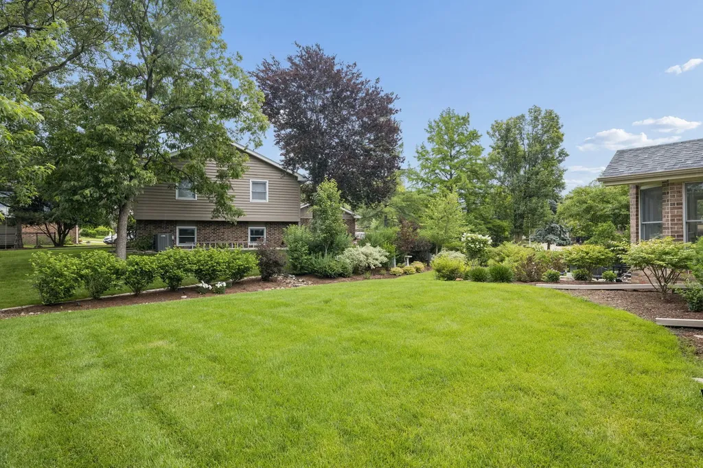 449 Farnham Lane Wheaton IL 60189