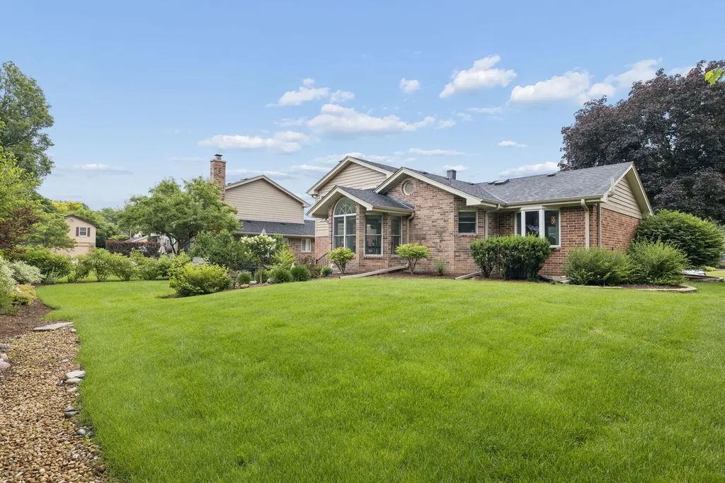 449 Farnham Lane Wheaton IL 60189