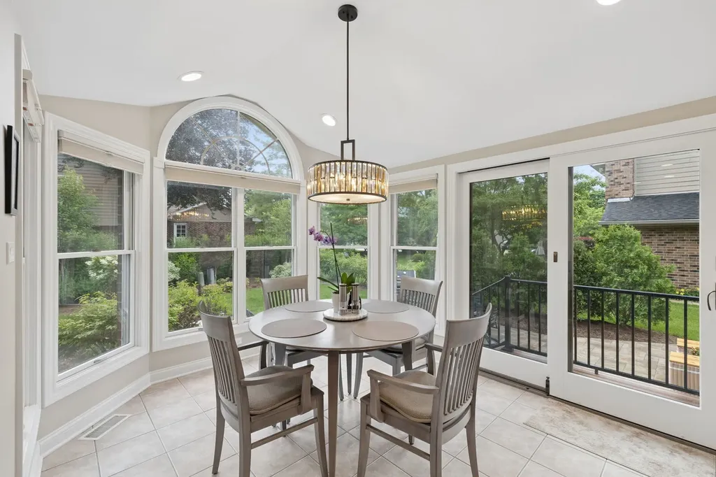 449 Farnham Lane Wheaton IL 60189