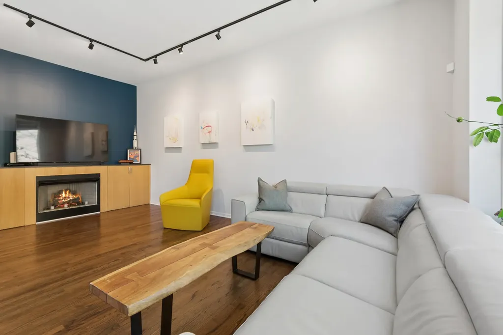 453 West Blackhawk Street Chicago IL 60610