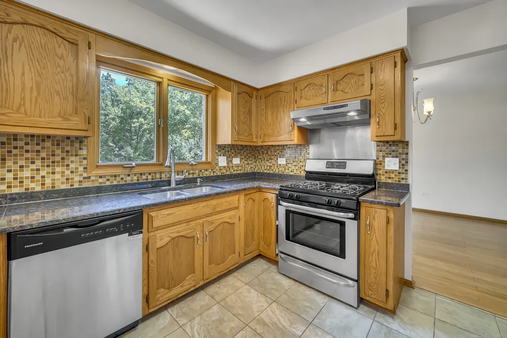 8885 Dryden Street Woodridge IL 60517