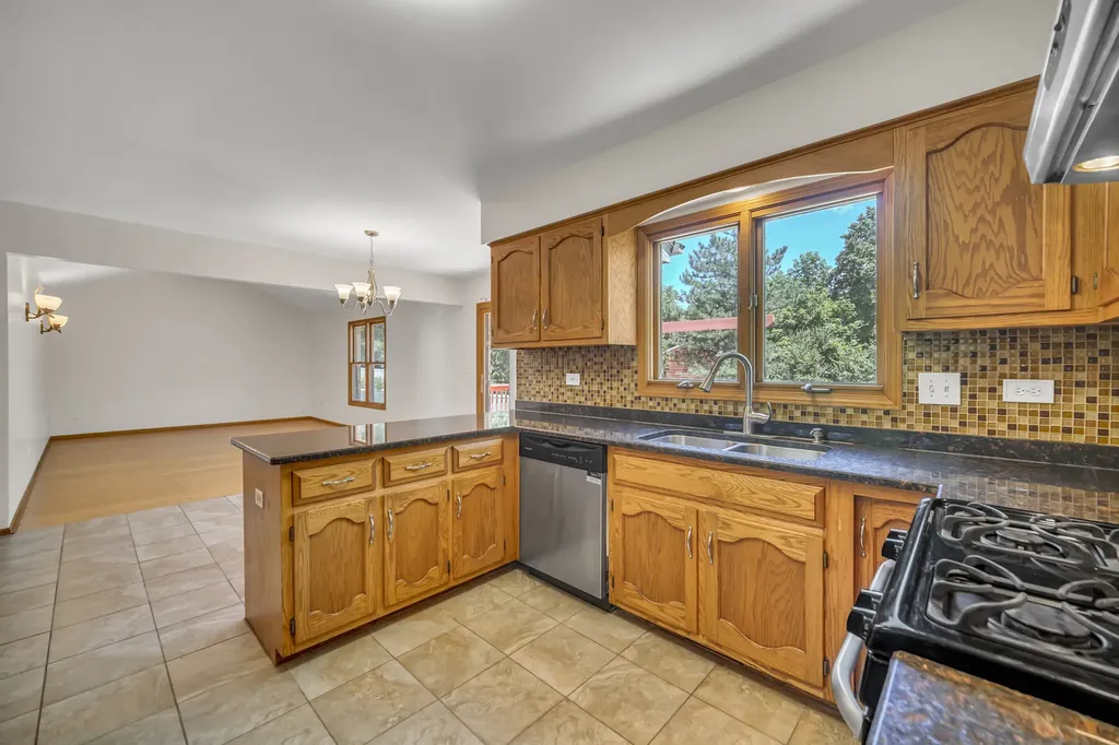 8885 Dryden Street Woodridge IL 60517