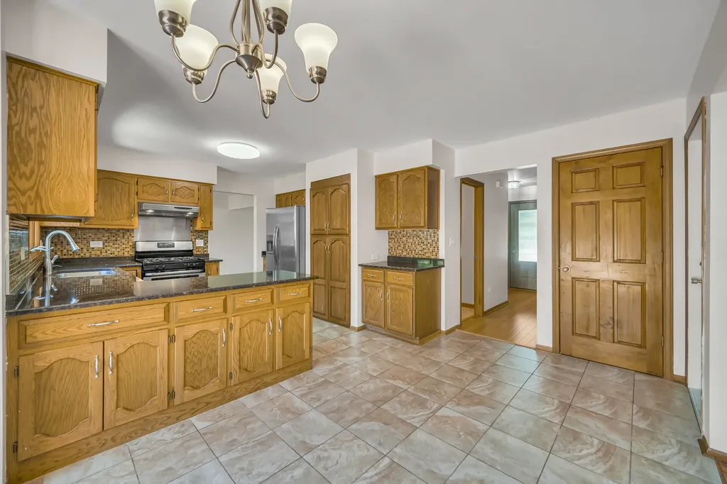 8885 Dryden Street Woodridge IL 60517