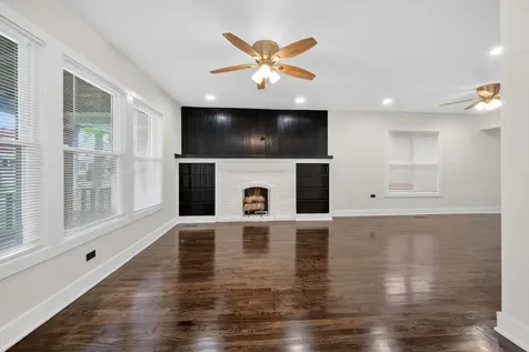 9420 South Saint Lawrence Avenue Chicago IL 60619
