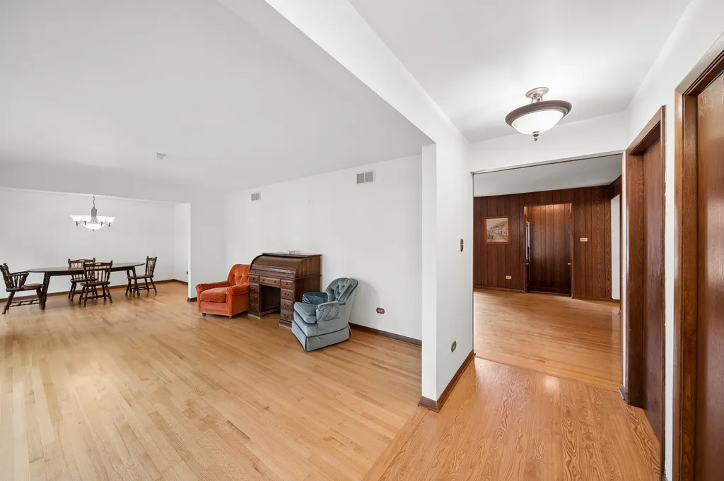 336 79TH Avenue Willowbrook IL 60527
