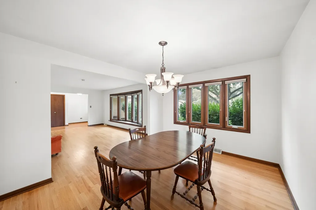 336 79TH Avenue Willowbrook IL 60527
