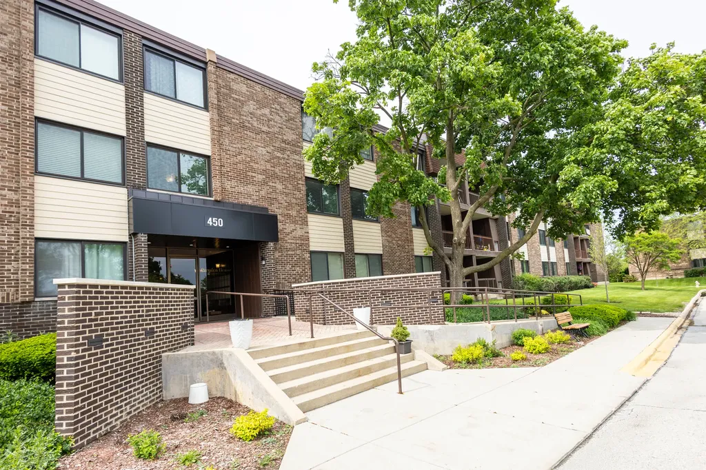 450 Raintree Court Glen Ellyn IL 60137
