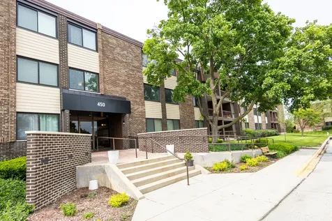 450 Raintree Court Glen Ellyn IL 60137