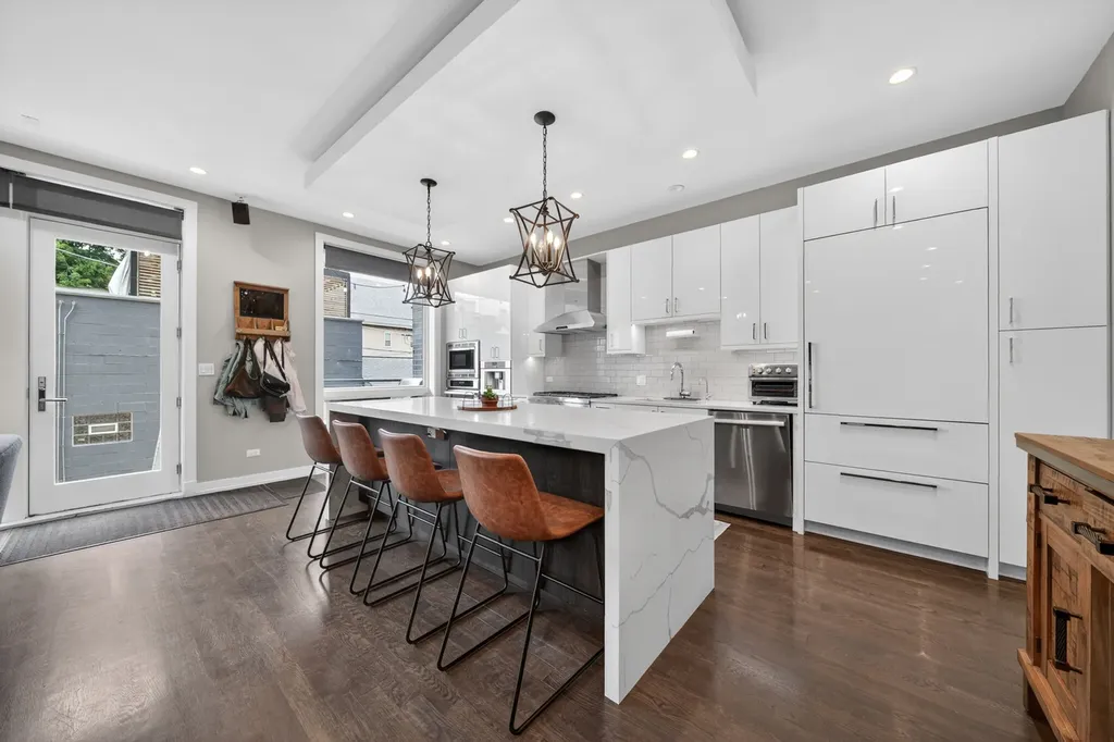 1751 West Roscoe Street Chicago IL 60657