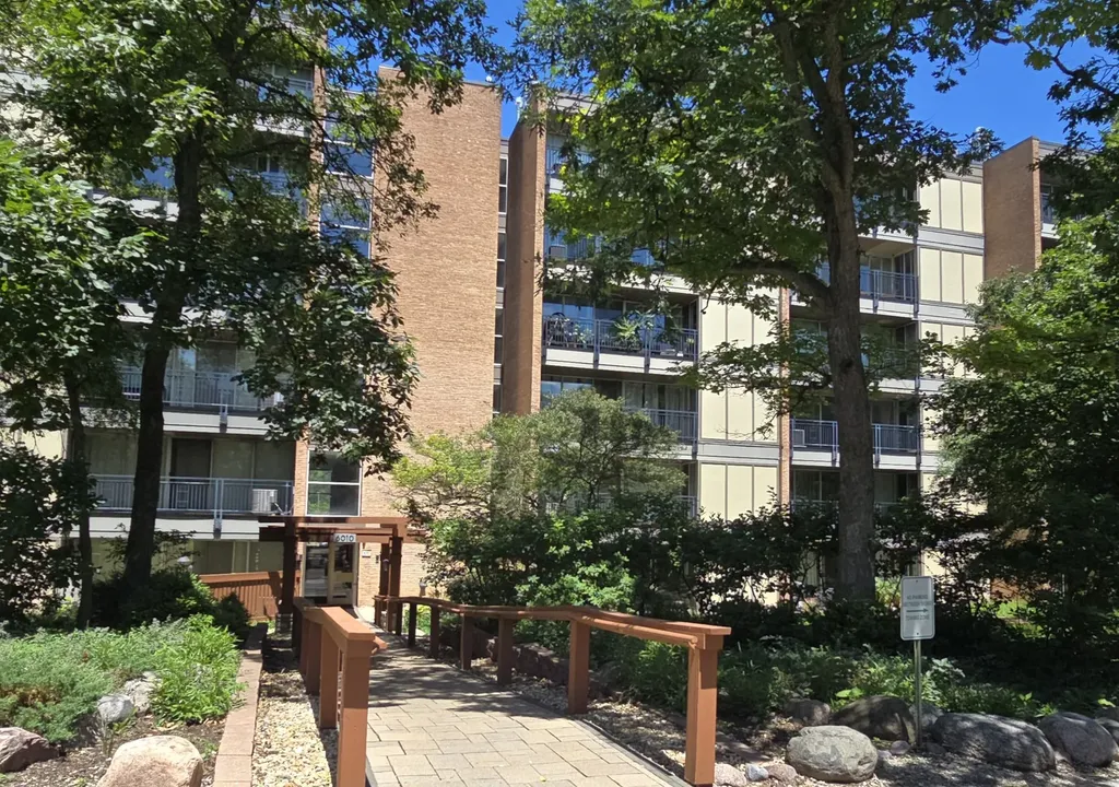 6010 Oakwood Drive Lisle IL 60532
