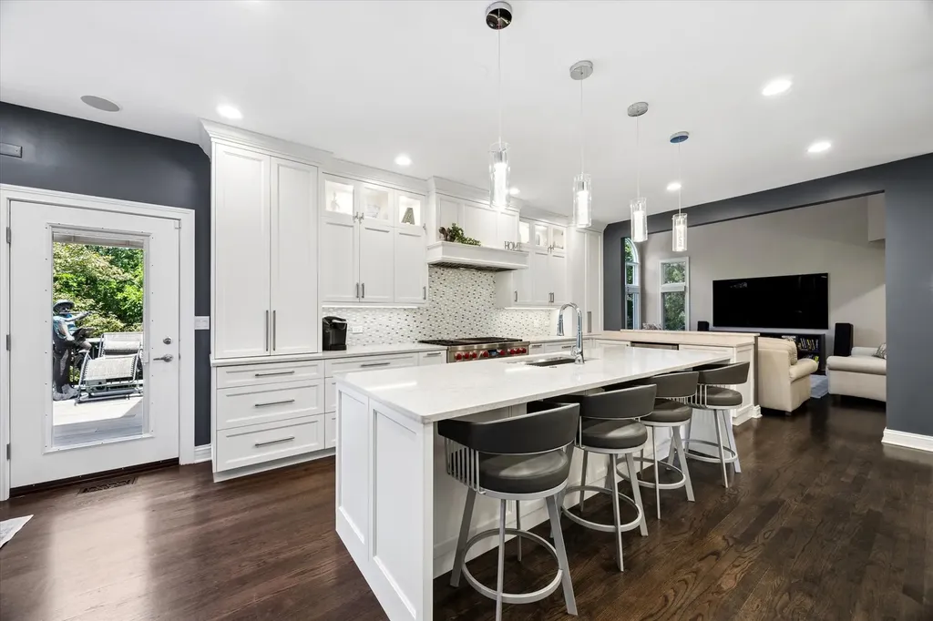 2S351 Chaucer Court Glen Ellyn IL 60137