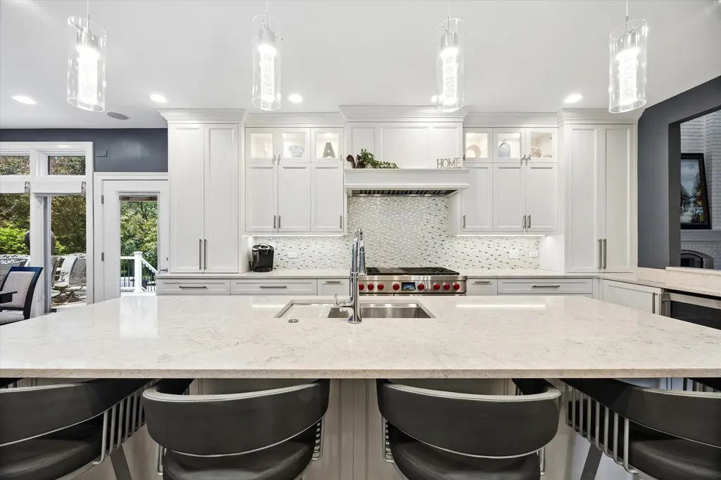 2S351 Chaucer Court Glen Ellyn IL 60137