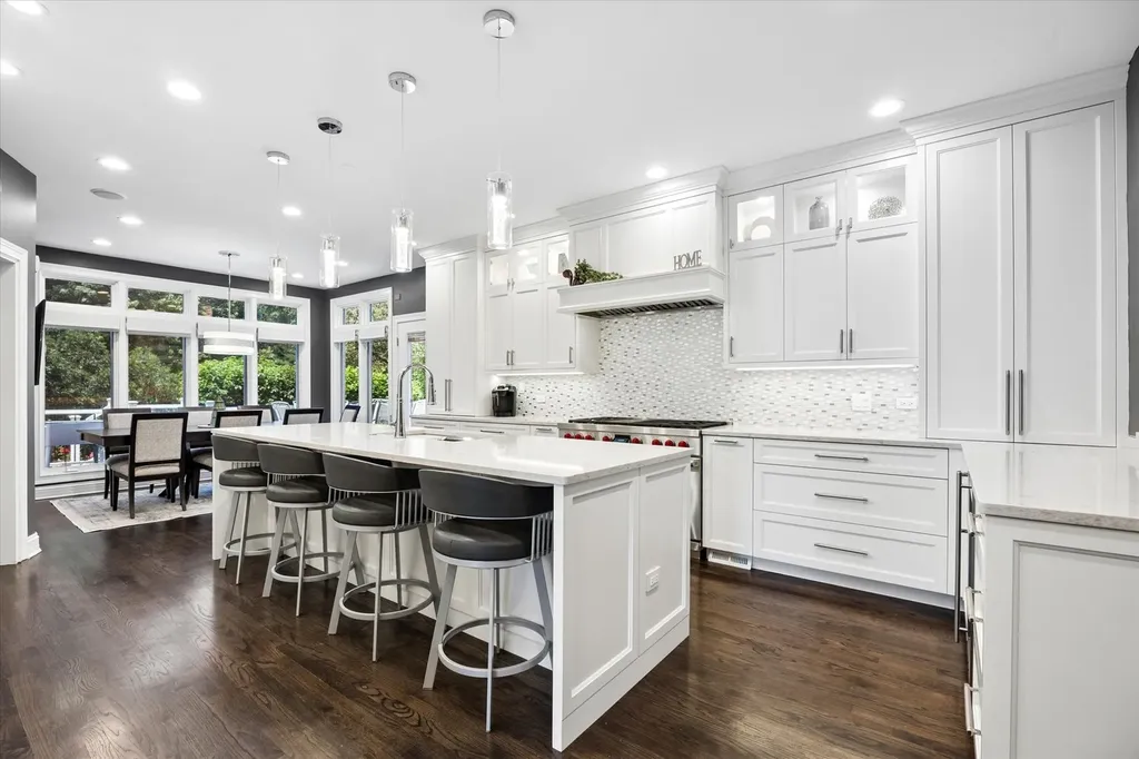 2S351 Chaucer Court Glen Ellyn IL 60137