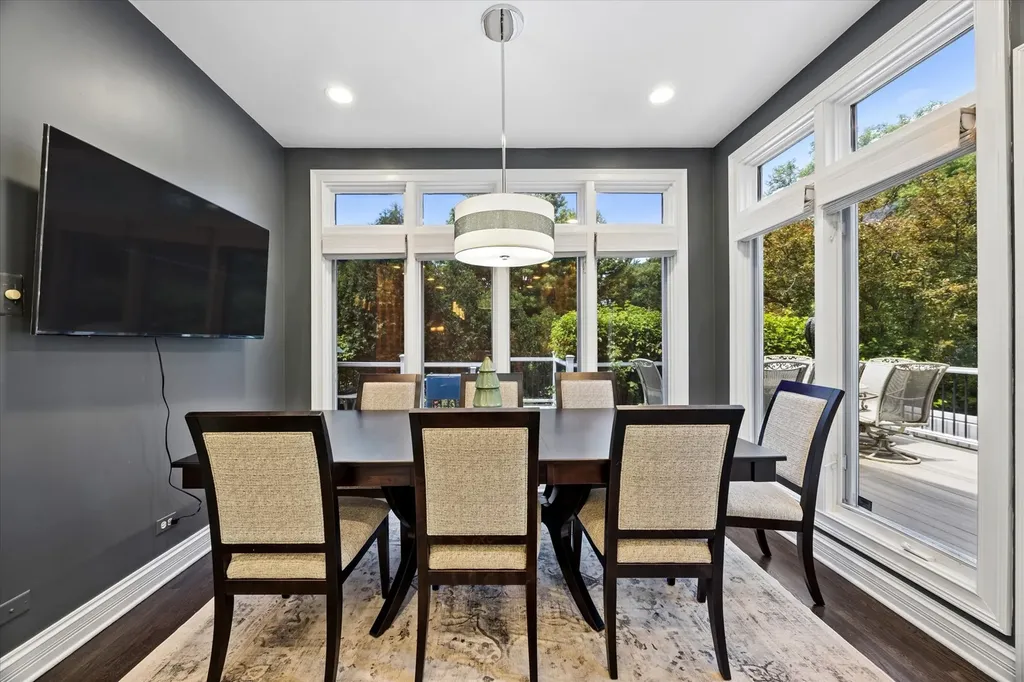 2S351 Chaucer Court Glen Ellyn IL 60137