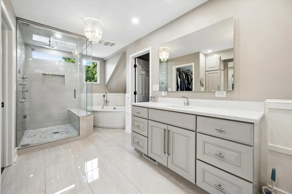 2S351 Chaucer Court Glen Ellyn IL 60137