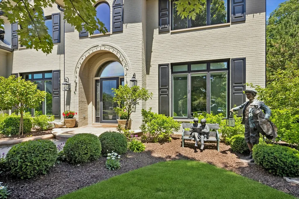 2S351 Chaucer Court Glen Ellyn IL 60137
