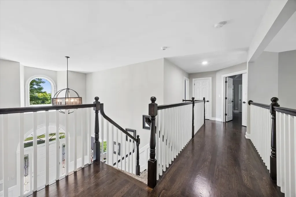 2S351 Chaucer Court Glen Ellyn IL 60137